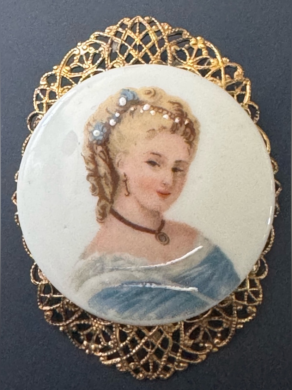 Vintage Portrait Gold-Tone Brooch Pin - Blue & Cream
